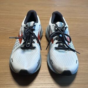 Brooks women’s adrenaline sneaker size 10.5